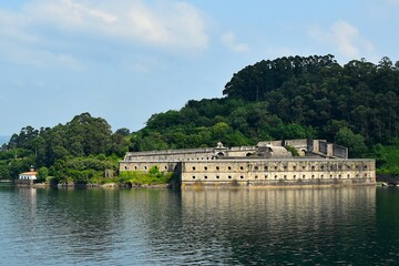 Le Ch&acirc;teau de La Palma sur l&rsquo;estuaire du Ferrol en Galice vu depuis le Ch&acirc;teau Saint Philippe 
