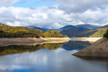 Lake Vidraru in autumn