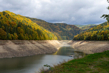 Lake Vidraru in autumn