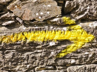 Wegweiser, Camino, Camino de Santiago, Camino Francés, Jakobsweg, Jakobsmuschel, gelber Pfeil