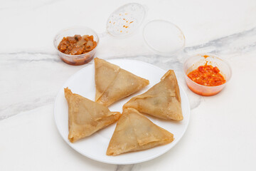 Bricks au poisson faits maison dans une assiette blanche, cuisine africaine. Entrée africaine. 