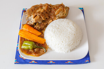 Yassa poulet au riz blanc, sp&eacute;cialit&eacute; culinaire s&eacute;n&eacute;galaise. Plat africain