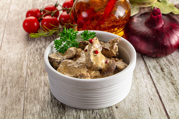 Stewed chicken liver with cream