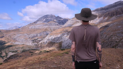 Mujer de espaldas en la monta&ntilde;a
