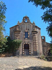 L'antica chiesa del borgo abbandonato di Carcaci.