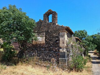 Un edificio in pietra nel borgo abbandonato di Carcaci.