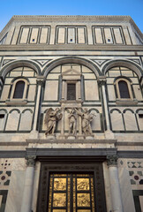 Obraz premium Florence Baptistery facade with gilded doors and sculptures