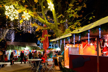 Christmas market in Konstanz next to the lake with food, gifts, mulled wine and many lights.