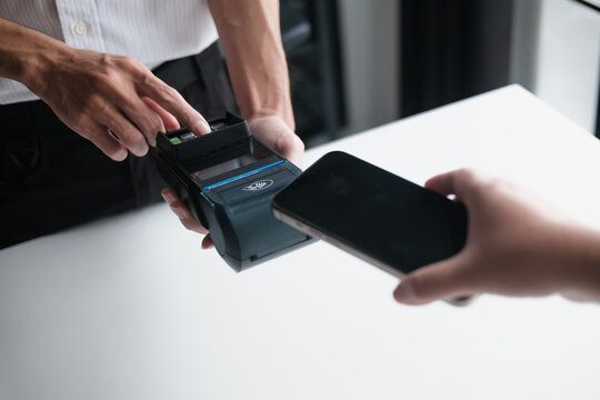 smartphone connects wirelessly to EDC for instant contactless payment
