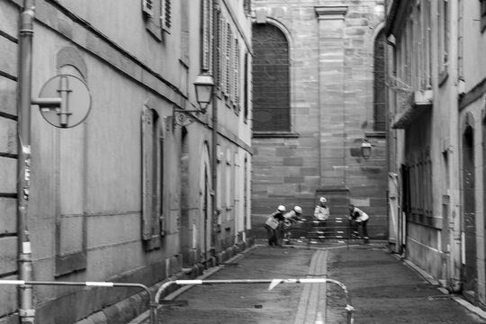 Travailleurs urbains dans une ruelle &mdash; sc&egrave;ne floue en noir et blanc