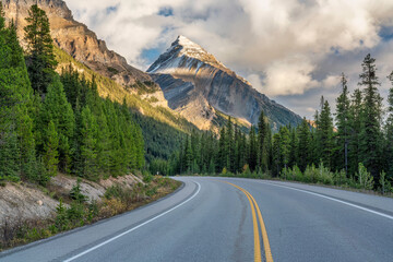 Obraz premium Beautiful mountain peak from the Icefields Parkway - Banff National Park