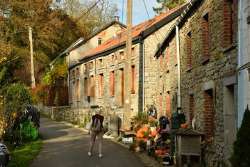 Vieilles maisons typiques en pierres du 18ème siècle d'un hameau à Écaussinnes-Lalaing (Soignies) © Photocolorsteph