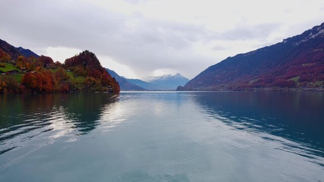 Paisaje con dron lago y monta&ntilde;a