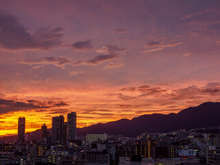 夕暮れの神戸市街地と六甲山