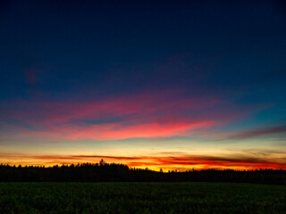 Blaue Stunde und bunter Nachthimmel nach Sonnenuntergang