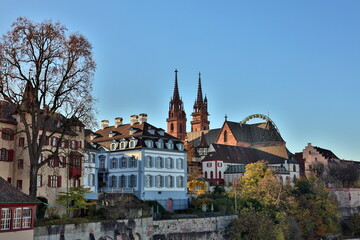 Das Münster in Basel mit einem Riesenrad im Hintergrund © christiane65