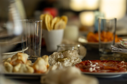 Mesa navide&ntilde;a con aperitivos variados, copas y decoraci&oacute;n c&aacute;lida. Imagen que evoca celebraci&oacute;n, uni&oacute;n familiar y ambiente festivo acogedor.