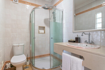 Guestready bathroom with elegant decor, Bright bathroom featuring modern fixtures and tidy presentation, Wellorganized restroom with glass enclosure and welcoming