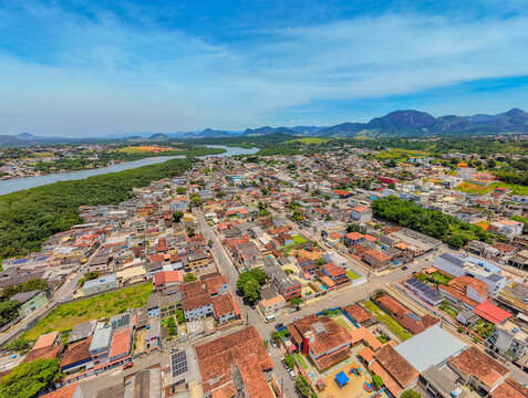 Imagem a&eacute;rea do canal de Guarapari, ao fundo mostrando a praia do morro, o centro da cidade, a ponte e o bairro do Itapebussu.