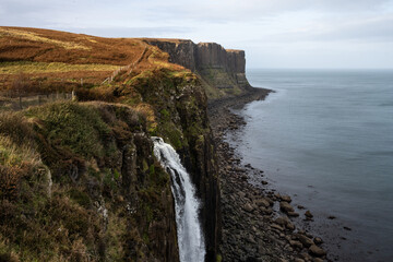 Obraz premium Waterfall at Ellishadder on the Isle of Skye flowing off a cliff into the Atlantic Ocean, Scottish Highlands, Scotland, UK, Europe 