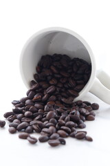 コーヒーを飲むマグカップと、焙煎したコーヒー豆
