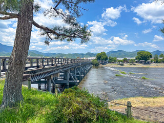 日本の京都の嵐山の渡月橋の風景