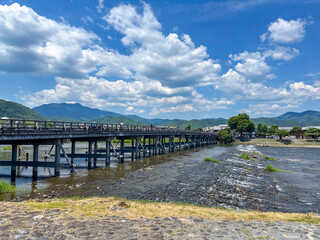 日本の京都の嵐山の渡月橋の風景