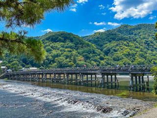 日本の京都の嵐山の渡月橋の風景