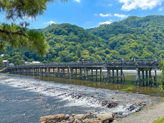日本の京都の嵐山の渡月橋の風景