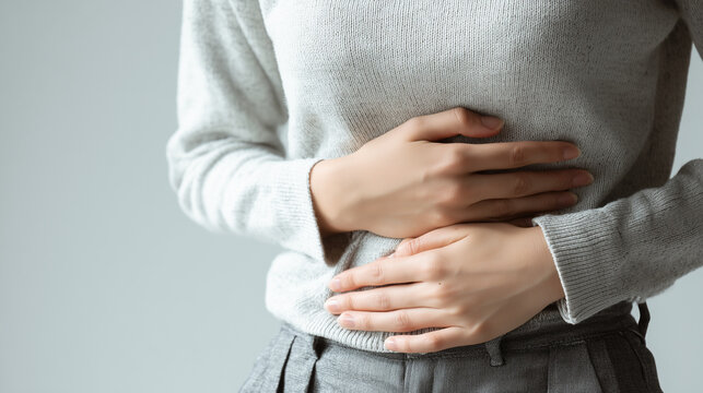 Mulher com dores abdominais, uma possivel m&aacute; digest&atilde;o, c&oacute;licas menstruais ou uma intoler&acirc;ncia alimentar