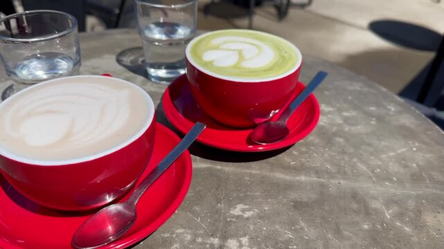 Dos tazas de caf&eacute; servidas sobre una mesa de cafeter&iacute;a.
