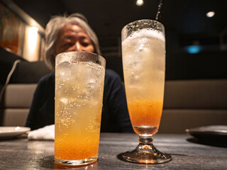 泡にきらめく夜のグラス