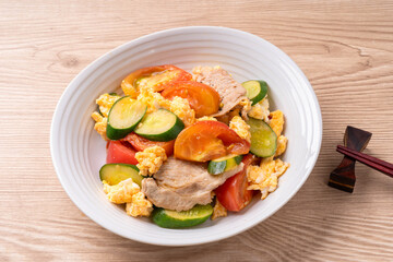 夏野菜と豚肉の卵炒め