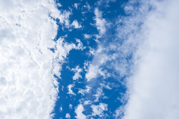 秋の空　雲の隙間の川のような青空を見上げる130