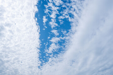 秋の空　雲の隙間の川のような青空を見上げる　129