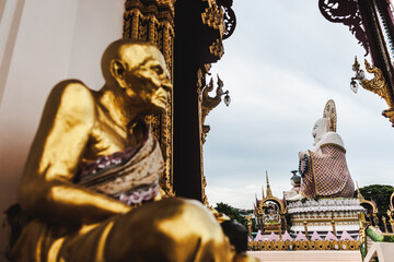 vue sur un bouddha depuis la statue d'un moine, au Wat Plai Laem &agrave; Koh Samui