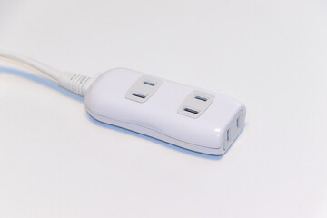 プラグ差し込み口が三つある電源タップ