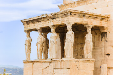 Obraz premium Close up, vertical shot of a bright red poppy growing on a background of ancient stone ruins. Captures the beauty and fragility of wild nature