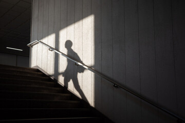 駅の階段の登る人影