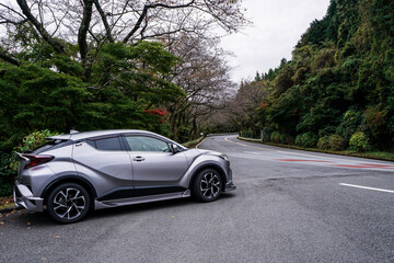 Fototapeta premium 日本箱根の峠とシルバーのSUV