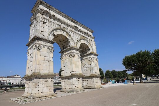 Arc de Germanicus, arc romain d&eacute;di&eacute; &agrave; l'empereur Tib&egrave;re, son fils Drusus et son neveu et fils adoptif Germanicus, ville de Saintes, d&eacute;partement de la Charente Maritime, France