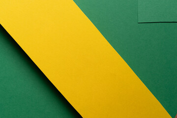重なる緑色と黄色の画用紙	