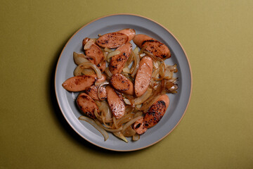 魚肉ソーセージと玉ねぎのマヨネーズ醤油炒め