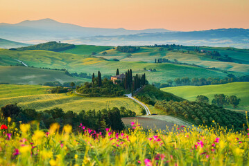 Naklejka premium Val d'Orcia, Tuscany. Podere in San Quirico d'Orcia, beautiful spring tuscan landscape in Italy.