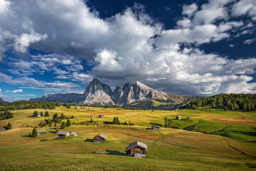 Dolomites relax on the mountains, wolking