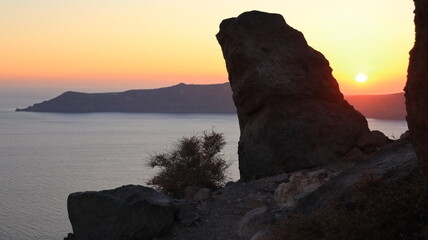Paysage de coucher de soleil, au pied du rocher de Skaros à Imerovigli, sur la côte ouest de l’île de Santorin (Santorini), dans l’archipel des Cyclades, au milieu de la mer Égée (Grèce)