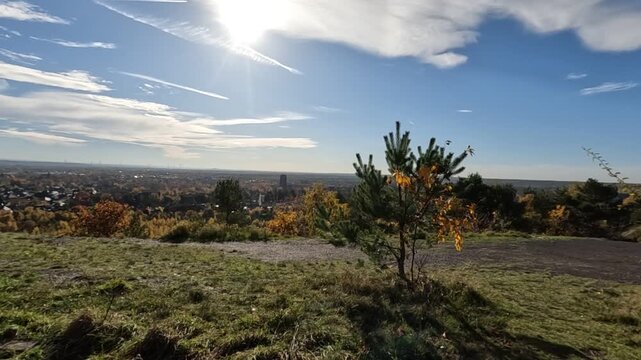 Wanderroute Tweelingterril in der Herbstsonne im Nationalpark Hoge Kempen in Limburg Belgien