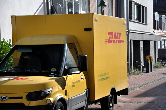 DHL Lieferdienst vor einem Geb&auml;ude in der Stadt