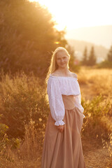 Obraz premium girl on the field in the evening. girl of Slavic appearance in a beautiful place
