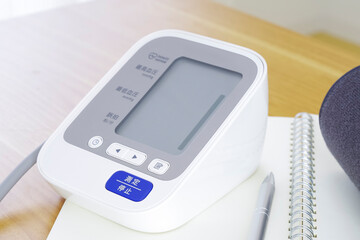 血圧計で健康管理をするイメージ